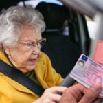 Permis de conduire un macaron S bientôt imposé pour tous les conducteurs de plus de 65 ans Découvrez les détails !