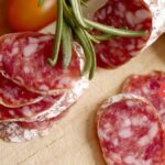 "Rappel de saucissons contaminés : les magasins Leclerc, Carrefour, Intermarché concernés partout en France"