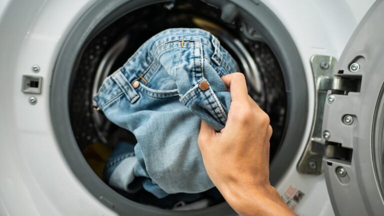 © Adieu le lavage en machine des jeans